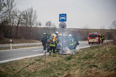 Korb: Autobatterie faengt Feuer - Fahrer kann sie rechtzeitig aus Auto entfernen